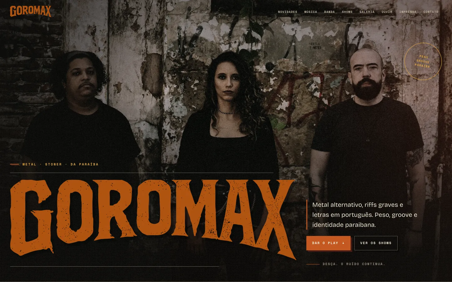 Página inicial da GOROMAX, com o logotipo laranja sobre a fotografia da banda diante de uma parede descascada